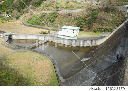 愛媛県東温市 佐古ダムの風景 愛媛県東温市 佐古ダムの風景 138328379