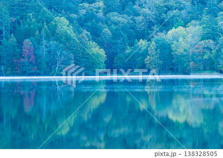 初秋のオンネトーの木々と水面のリフレクション 初秋のオンネトーの木々と水面のリフレクション 138328505