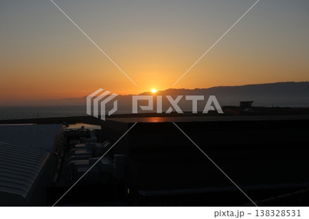 六甲山に沈む夕陽、大阪関西万博会場大屋根リングより 六甲山に沈む夕陽、大阪関西万博会場大屋根リングより 138328531