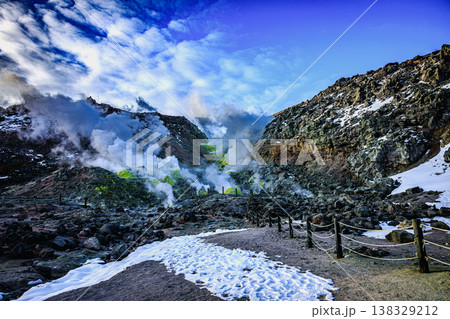 アトサヌプリの地熱地帯 噴気と色彩豊かな火山の風景 アトサヌプリの地熱地帯 噴気と色彩豊かな火山の風景 138329212
