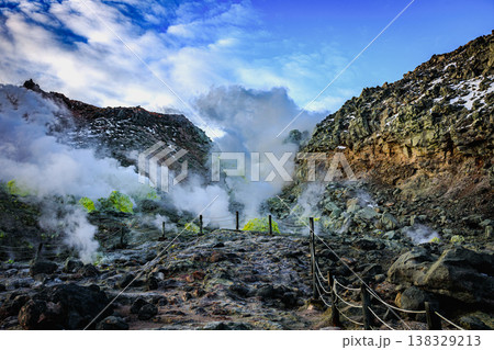 硫黄が広がるアトサヌプリ 噴煙立ちのぼる火山地帯 硫黄が広がるアトサヌプリ 噴煙立ちのぼる火山地帯 138329213