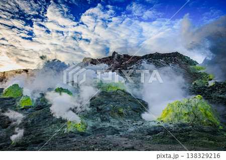 北海道の火山地帯 アトサヌプリの噴気と硫黄 北海道の火山地帯 アトサヌプリの噴気と硫黄 138329216