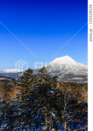 北海道・阿寒摩周国立公園 雌阿寒岳と雄阿寒岳の冬景色 138329226