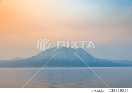北海道・支笏湖 夜明けの静寂と霞む山並みの風景 138329235