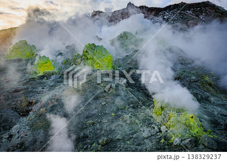 アトサヌプリの硫黄地帯 噴気と大地の力強い風景 138329237