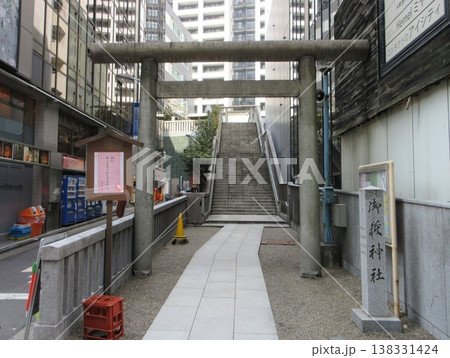 東京都渋谷区！宮益御嶽神社の鳥居と社号標 138331424