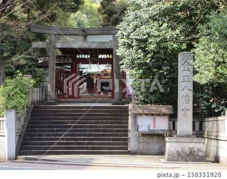 東京都渋谷区！金王八幡宮の鳥居と社号標 138331920