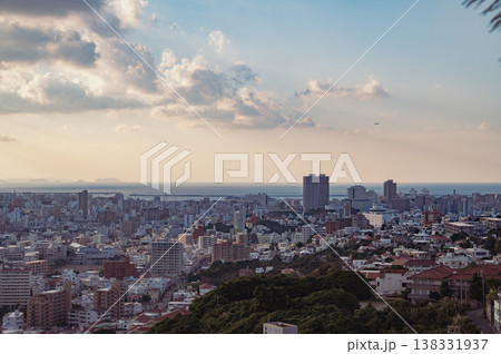 沖縄　那覇市の夕景（雨乞嶽展望台から） 138331937
