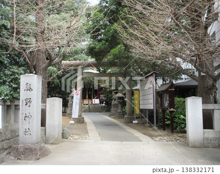 東京都渋谷区！青山熊野神社の鳥居と社号標 138332171