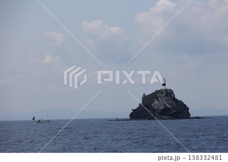 鯛島と漁船(むつ湾) 鯛島と漁船(むつ湾) 138332481