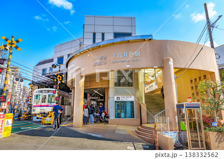 東京　世田谷区の都市風景　住宅街を走る東急世田谷線　下高井戸駅 138332562