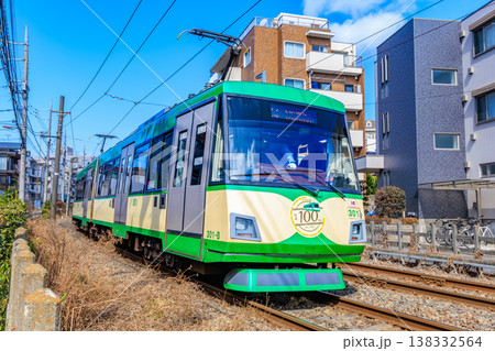 東京 世田谷区の都市風景 住宅街を走る東急世田谷線 東京 世田谷区の都市風景 住宅街を走る東急世田谷線 138332564