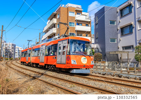 東京 世田谷区の都市風景 住宅街を走る東急世田谷線 東京 世田谷区の都市風景 住宅街を走る東急世田谷線 138332565