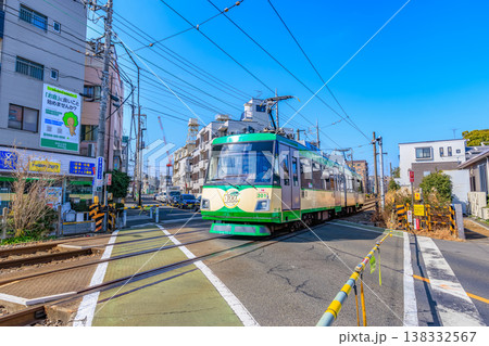 東京 世田谷区の都市風景 住宅街を走る東急世田谷線 東京 世田谷区の都市風景 住宅街を走る東急世田谷線 138332567
