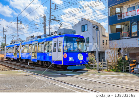 東京　世田谷区の都市風景　住宅街を走る東急世田谷線 138332568