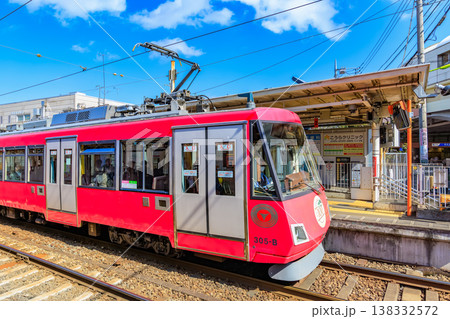 東京 世田谷区の都市風景 住宅街を走る東急世田谷線 東京 世田谷区の都市風景 住宅街を走る東急世田谷線 138332572