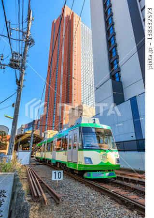 東京 世田谷区の都市風景 住宅街を走る東急世田谷線とキャロットタワー 東京 世田谷区の都市風景 住宅街を走る東急世田谷線とキャロットタワー 138332573
