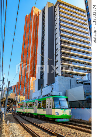 東京　世田谷区の都市風景　住宅街を走る東急世田谷線とキャロットタワー 138332574