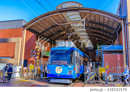 東京　世田谷区の都市風景　住宅街を走る東急世田谷線　三軒茶屋駅 138332579
