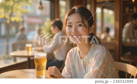 ビールを飲む笑顔の女性 138332895