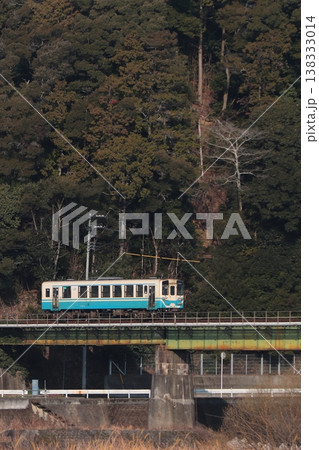 風光明媚な予讃線肱川を渡るJR四国キハ32形気動車_2026/2/21撮影 138333014