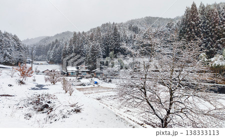 冬の田舎風景 138333113