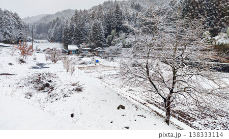 冬の田舎風景 138333114