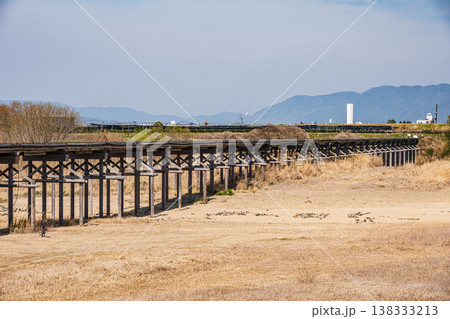 京都府八幡市の名所上津屋橋(流れ橋) 京都府八幡市の名所上津屋橋(流れ橋) 138333213
