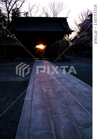 鎌倉26323　妙本寺1　二天門を潜る夕陽 138333519