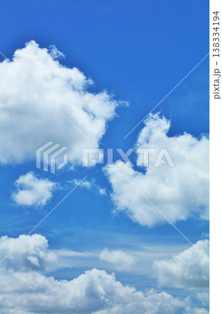 夏の青空と雲 138334194