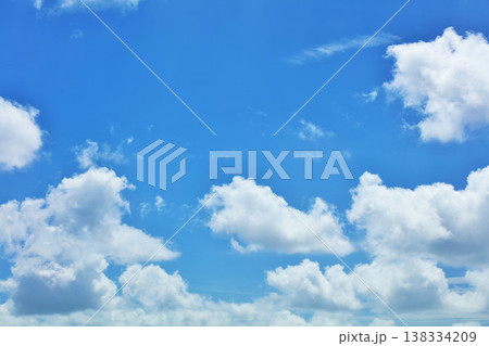 夏の青空と雲 138334209