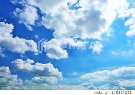 夏の青空と雲 138334231