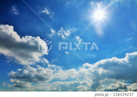 夏の青空と雲　そして太陽 138334237
