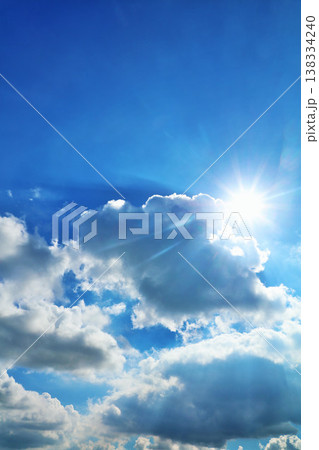夏の青空と雲 そして太陽 夏の青空と雲 そして太陽 138334240
