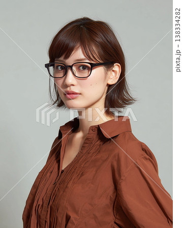 メガネをかけて真剣な表情で見つめる大人の女性のポートレート 138334282