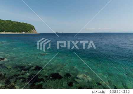 エメラルドグリーンのむつ湾と鯛島(青森県) エメラルドグリーンのむつ湾と鯛島(青森県) 138334336
