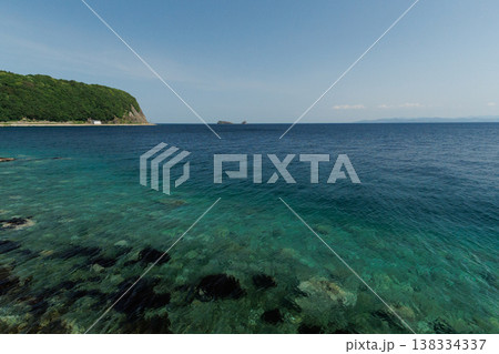 エメラルドグリーンのむつ湾と鯛島(青森県) エメラルドグリーンのむつ湾と鯛島(青森県) 138334337