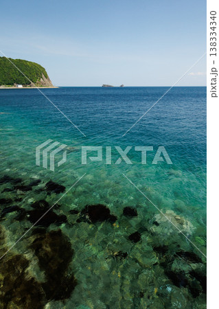 脇野沢で見るエメラルドグリーンのむつ湾と鯛島(青森県) 脇野沢で見るエメラルドグリーンのむつ湾と鯛島(青森県) 138334340