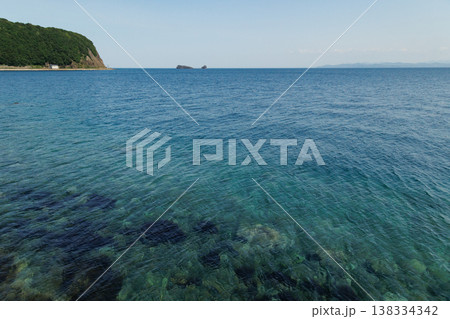 エメラルドグリーンのむつ湾と鯛島（青森県脇野沢） 138334342