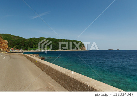 透明度の高いむつ湾と鯛島（青森県） 138334347