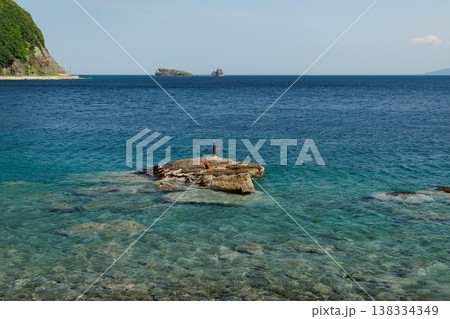 透明度の高いむつ湾と鯛島（青森県） 138334349
