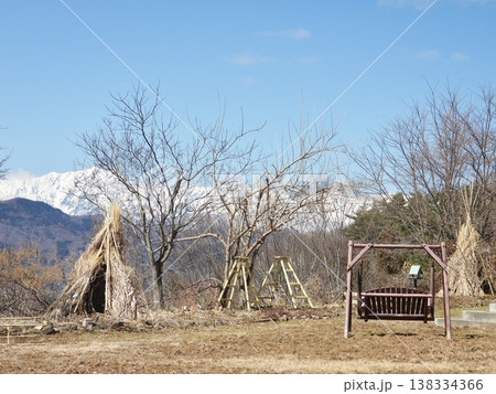 早春のアルプス展望公園の広場脇にあるブランコ 早春のアルプス展望公園の広場脇にあるブランコ 138334366