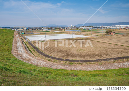 久御山町の田園風景 京都府久世郡久御山町 久御山町の田園風景 京都府久世郡久御山町 138334390