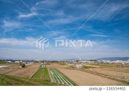 久御山町の田園風景　京都府久世郡久御山町 138334401