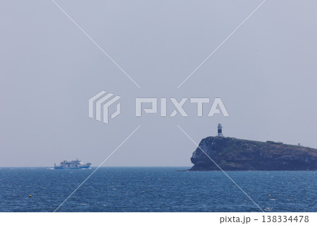 下北半島先端むつ湾と鯛島（青森県） 138334478