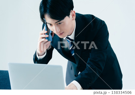 オフィスで電話する若いビジネスマン 138334506
