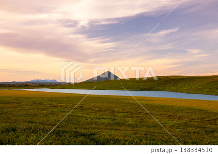 北欧の島国アイスランド共和国北部　幹線道路沿いの川とビンドベルグ山(Vindbelgur)などの夕景 138334510