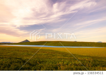 北欧の島国アイスランド共和国北部 幹線道路沿いの川とビンドベルグ山(Vindbelgur)などの夕景 北欧の島国アイスランド共和国北部 幹線道路沿いの川とビンドベルグ山(Vindbelgur)などの夕景 138334511