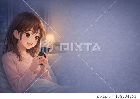 スマホを見る女性 嬉しい 恋愛 メッセージ 返信 イメージ 138334553