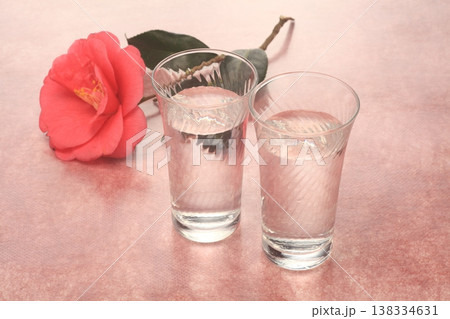 日本酒と雪椿 138334631